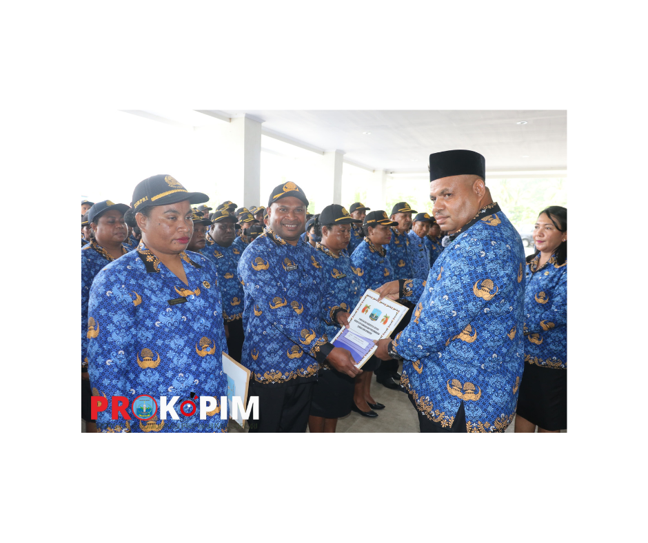 Momentum Hari Pahlawan, Pemkab Supiori Kukuhkan 521 ASN Baru dan Serahkan SK Kenaikan Pangkat