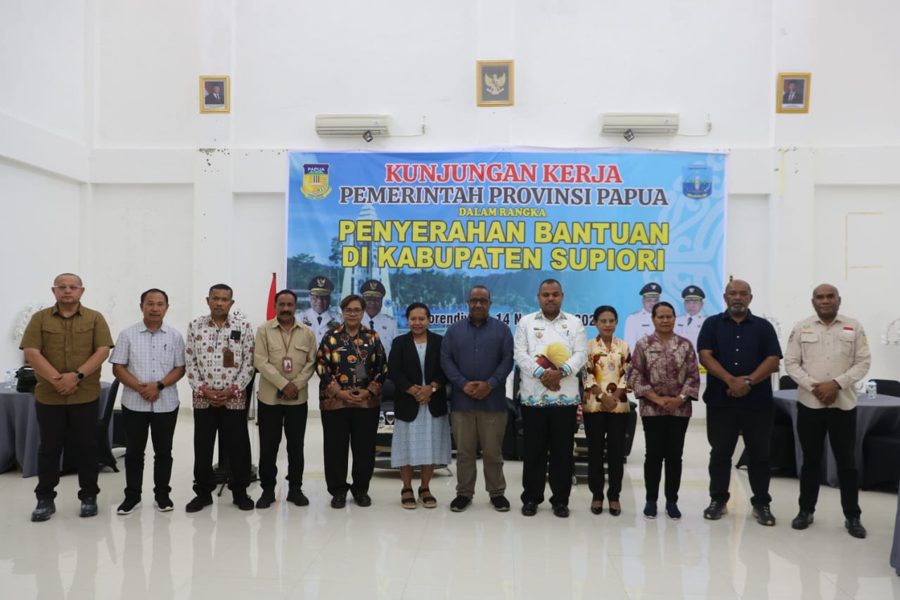 Kunker ke Supiori, Pj Sekda Papua Bantu Keluarga dan Anak Stunting